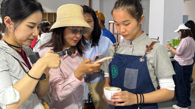 山：春花茶咖活动奏响春日乐章AG真人澳门百家家乐云南保(图4)